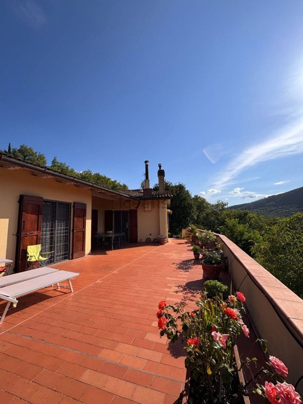 casa indipendente in vendita a Vaiano in zona Faltugnano