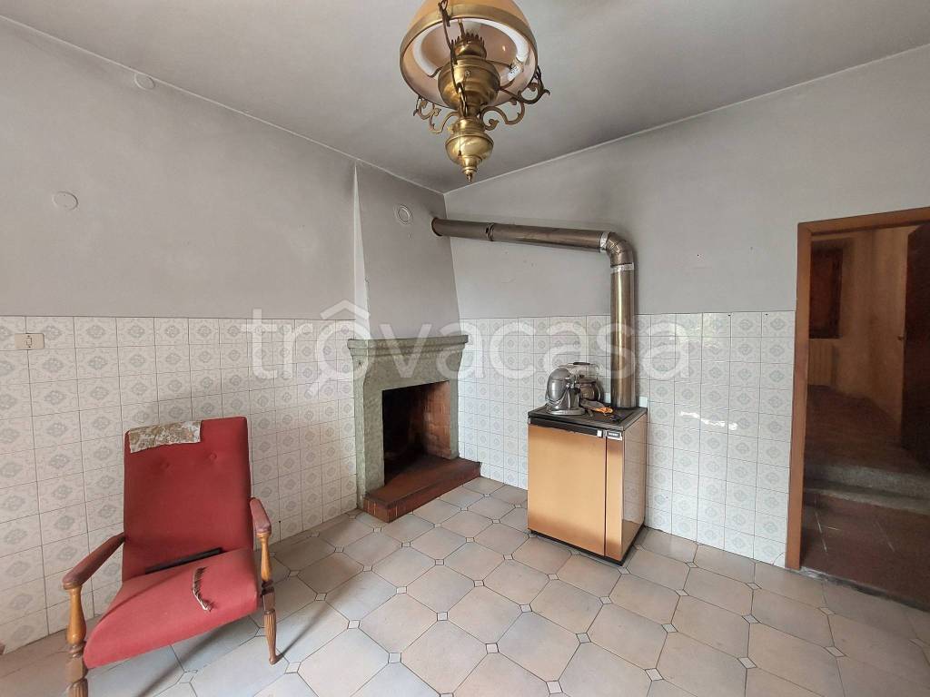 casa indipendente in vendita a Vaiano in zona Schignano