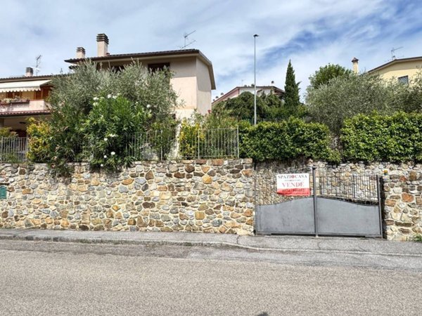 casa indipendente in vendita a Vaiano