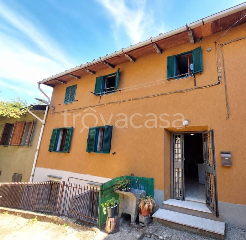 casa indipendente in vendita a Vaiano in zona Schignano
