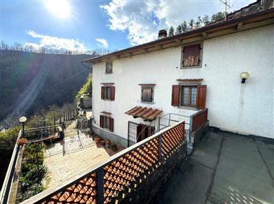 casa indipendente in vendita a Vernio in zona Cavarzano