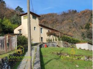 casa indipendente in vendita a Vernio