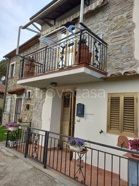 casa indipendente in vendita a Vernio in zona Cavarzano
