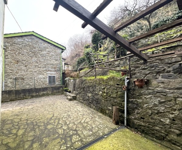 casa indipendente in vendita a Vernio in zona Cavarzano