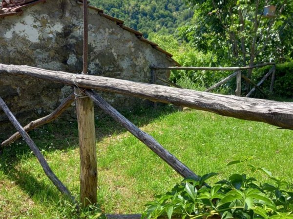 casa indipendente in vendita a Vernio in zona Cavarzano