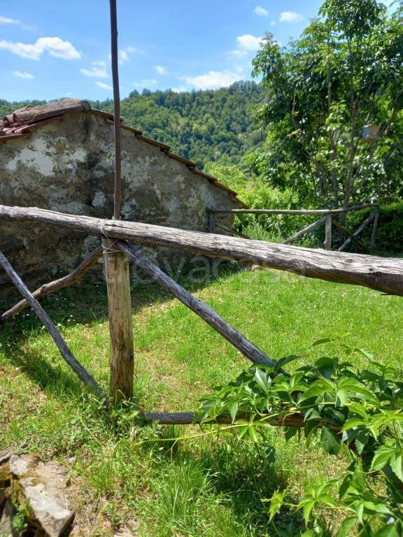 casa indipendente in vendita a Vernio in zona Cavarzano