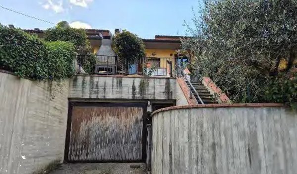 casa indipendente in vendita a Vernio