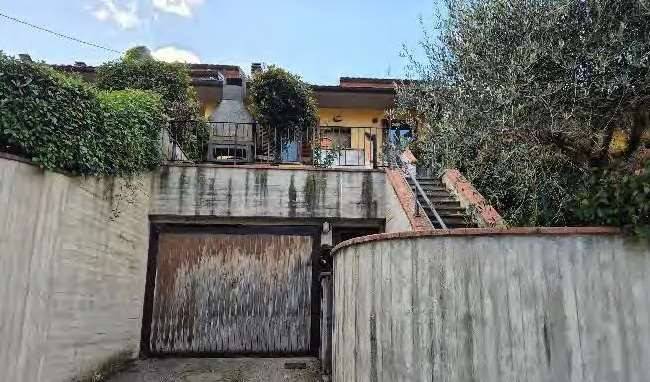 casa indipendente in vendita a Vernio