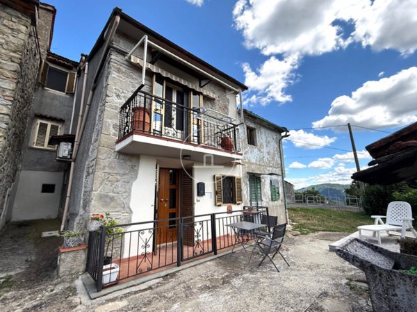 casa indipendente in vendita a Vernio in zona Cavarzano