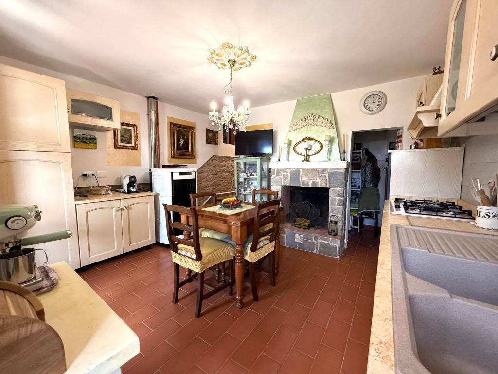 casa indipendente in vendita a Vernio in zona Cavarzano