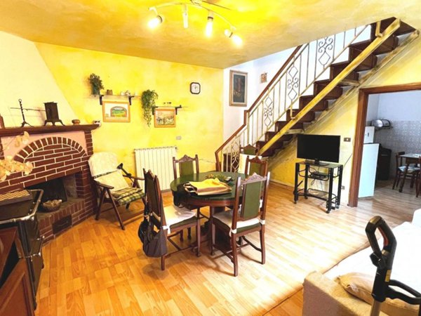 casa indipendente in vendita a Vernio in zona Sasseta