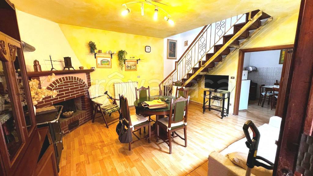 casa indipendente in vendita a Vernio in zona Sasseta