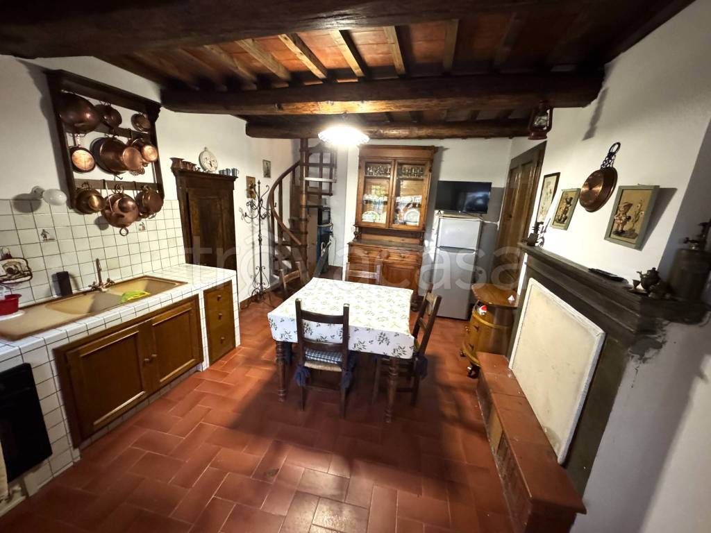 casa indipendente in vendita a Vernio in zona Sasseta