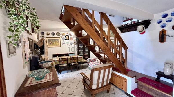 casa indipendente in vendita a Vernio in zona Sant'Ippolito