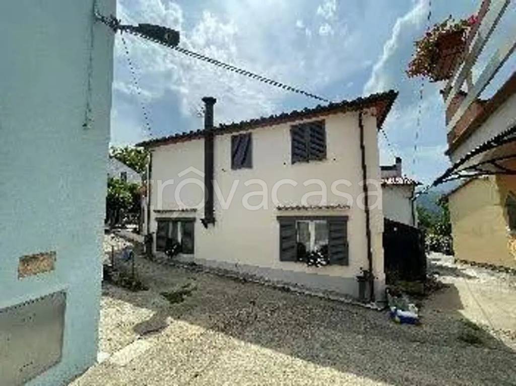 casa indipendente in vendita a Vernio