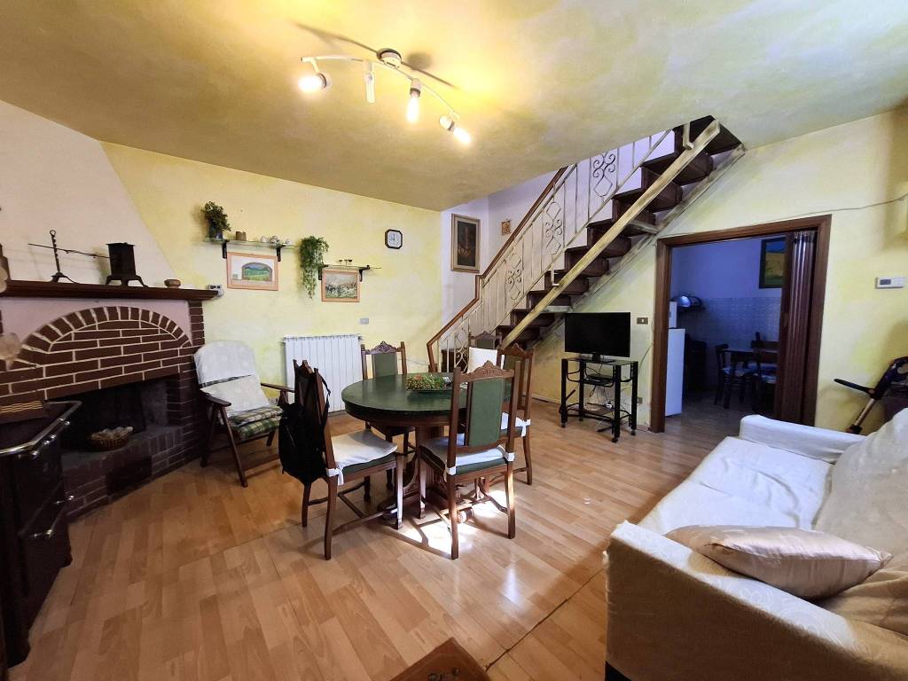 casa indipendente in vendita a Vernio in zona Sasseta