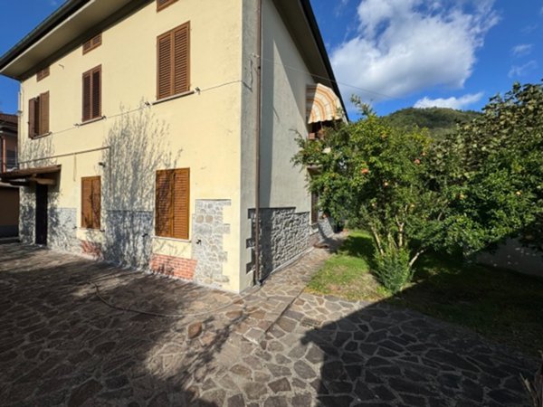 casa indipendente in vendita a Vernio