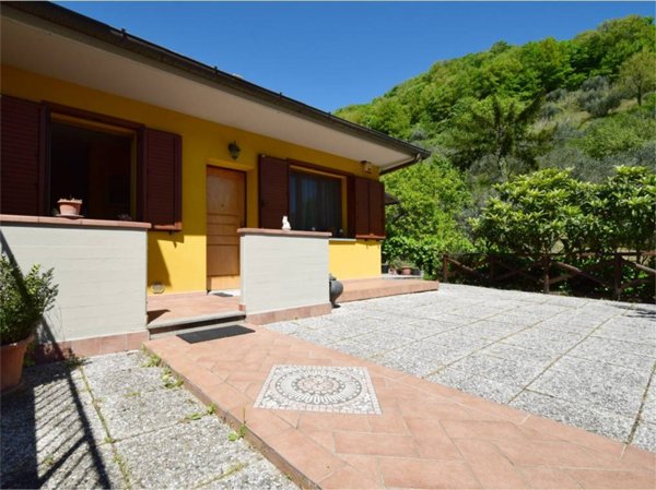 casa indipendente in vendita a Vernio