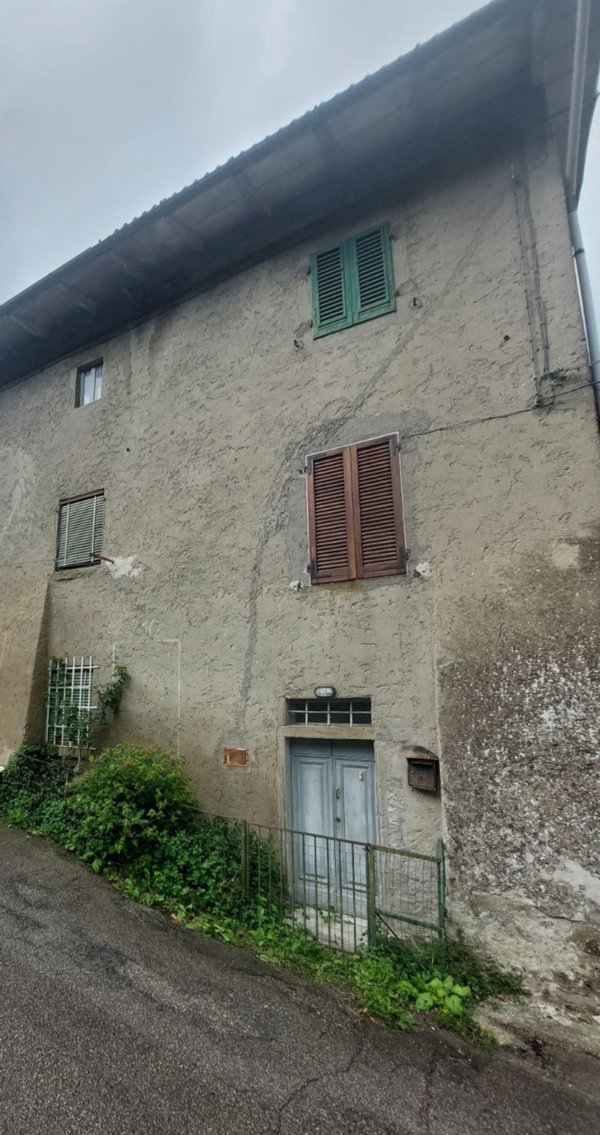 casa indipendente in vendita a Vernio