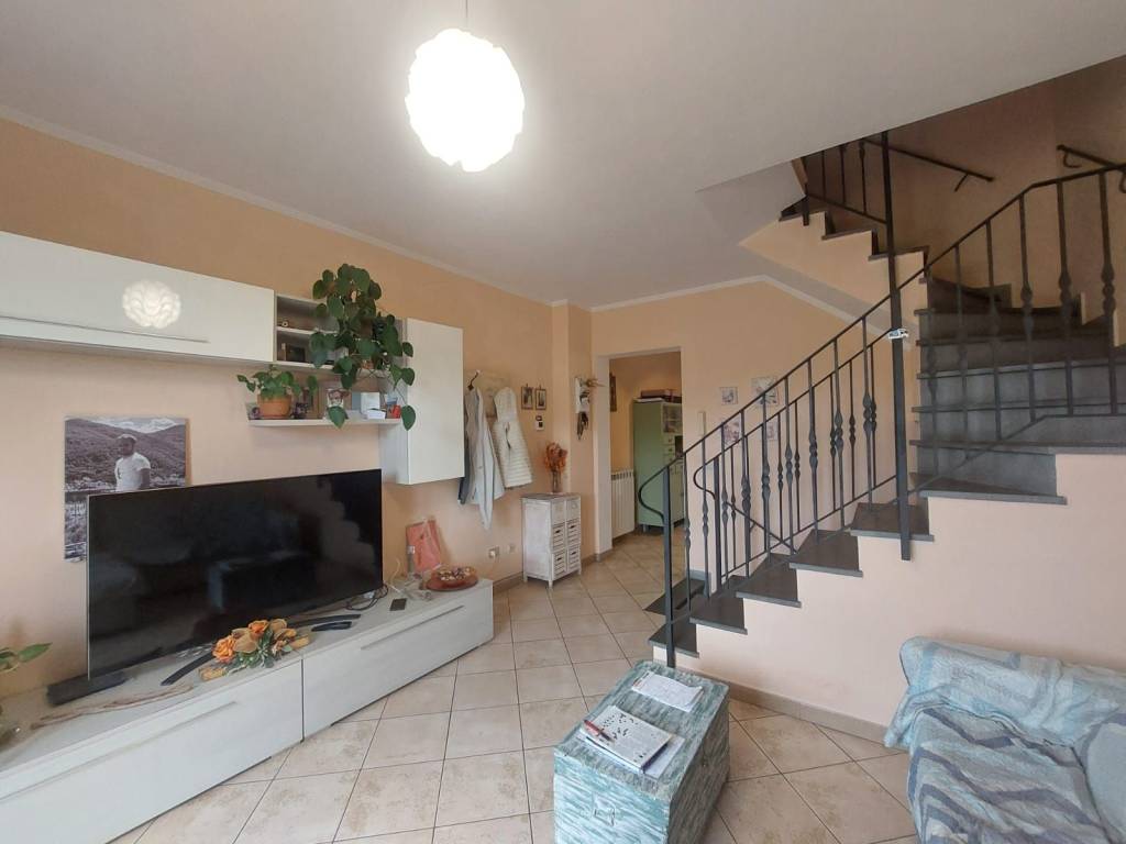 casa indipendente in vendita a Vernio in zona Sasseta