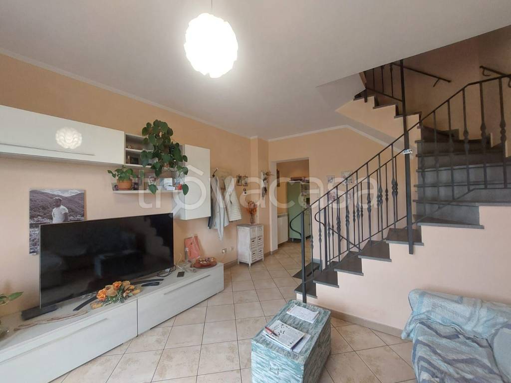 casa indipendente in vendita a Vernio in zona Sasseta