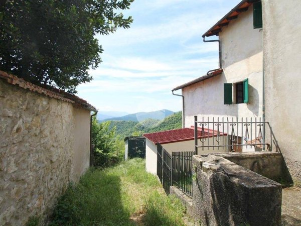 casa indipendente in vendita a Vernio in zona Cavarzano