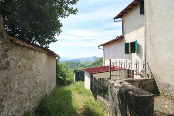 casa indipendente in vendita a Vernio in zona Cavarzano