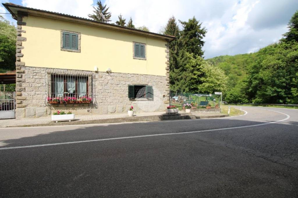 casa indipendente in vendita a Vernio