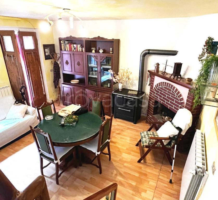 casa indipendente in vendita a Vernio in zona Sasseta
