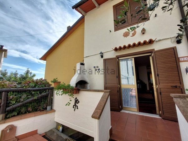 casa indipendente in vendita a Vernio in zona Cavarzano