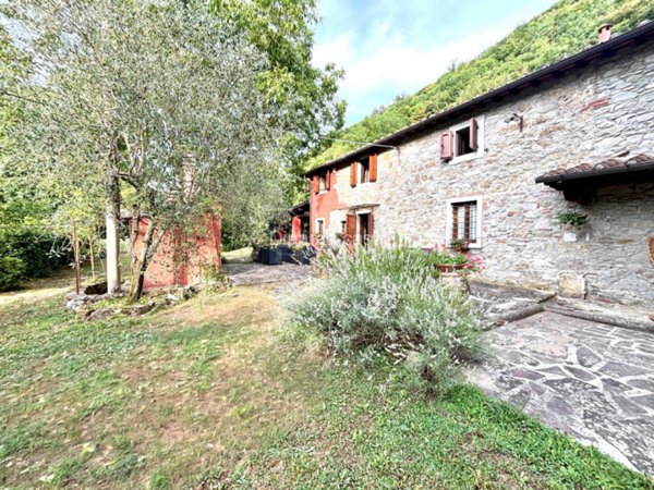 casale in vendita a Vernio in zona Mercatale Vernio