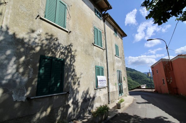 casa indipendente in vendita a Vernio in zona Cavarzano
