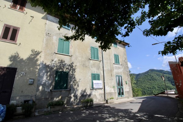 casa indipendente in vendita a Vernio in zona Cavarzano