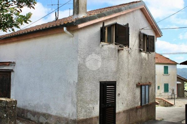 casa indipendente in vendita a Vernio in zona Cavarzano