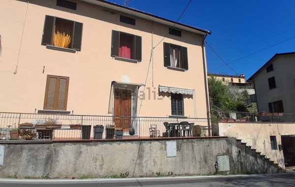 casa indipendente in vendita a Vernio in zona Mercatale Vernio
