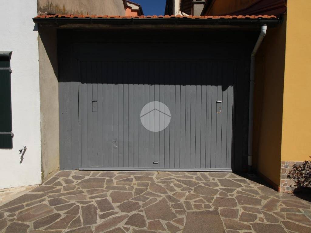 box auto in vendita a Vernio in zona Cavarzano