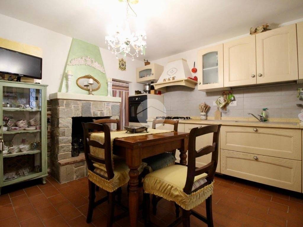 casa indipendente in vendita a Vernio in zona Cavarzano