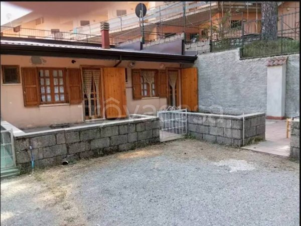 casa indipendente in vendita a Cotronei in zona Trepidò
