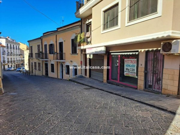 locale commerciale in vendita a Crotone in zona Città Vecchia
