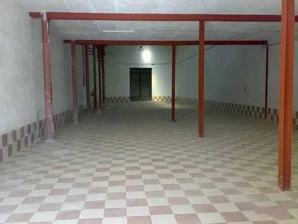negozio in vendita a Crotone in zona Apriglianello