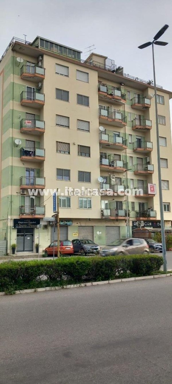 locale di sgombero in vendita a Crotone