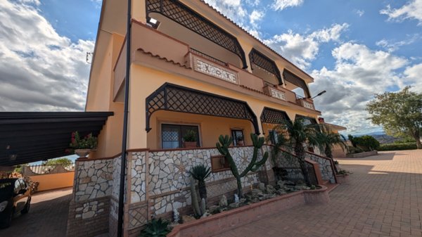 casa indipendente in vendita a Crotone in zona Apriglianello