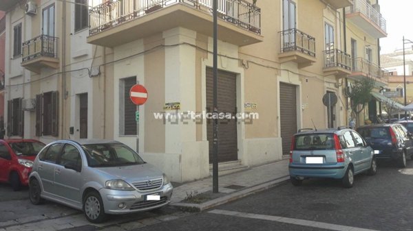 locale commerciale in vendita a Crotone in zona Centro Città