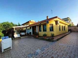 casa indipendente in vendita a Crotone in zona Farina