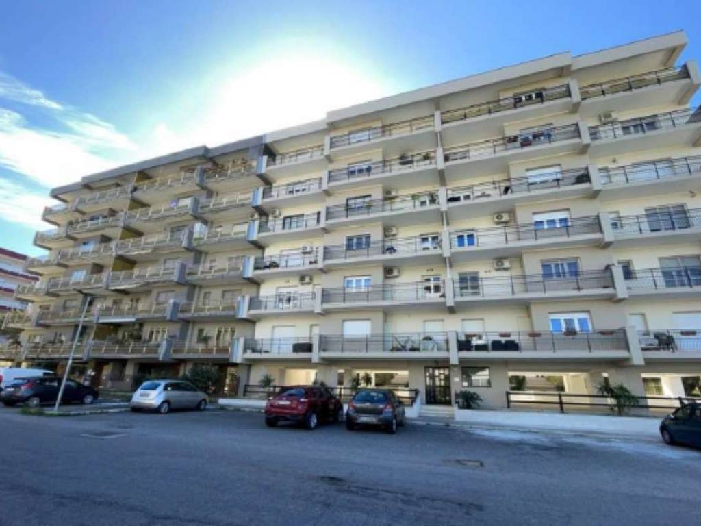 ufficio in vendita a Crotone in zona Farina