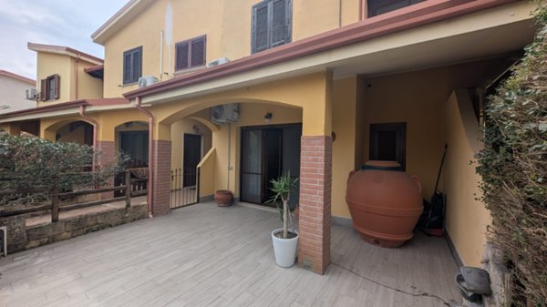 casa indipendente in vendita a Crotone in zona Farina