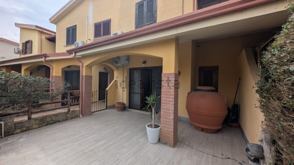 casa indipendente in vendita a Crotone in zona Farina