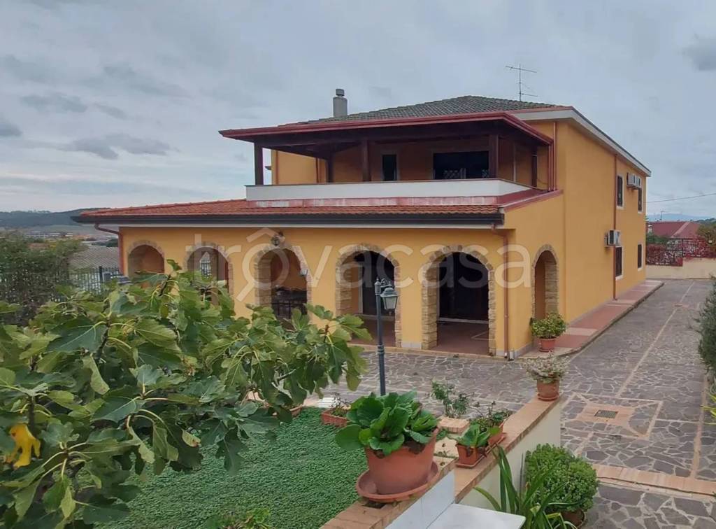 casa indipendente in vendita a Crotone in zona Farina
