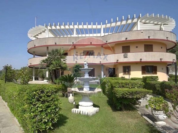 casa indipendente in vendita a Crotone in zona Apriglianello