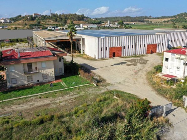 locale commerciale in vendita a Crotone in zona Papanice